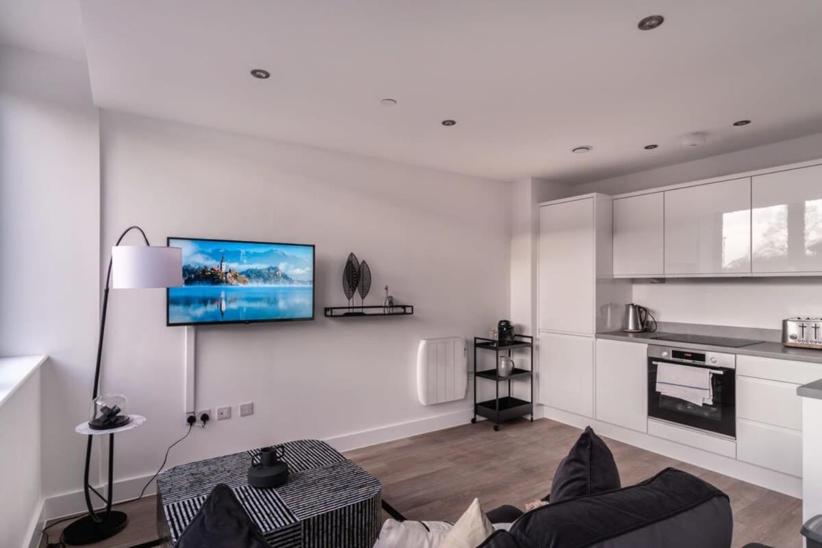Stayzeni, Alexandra Rise Sleek 1 Bed Apartment *