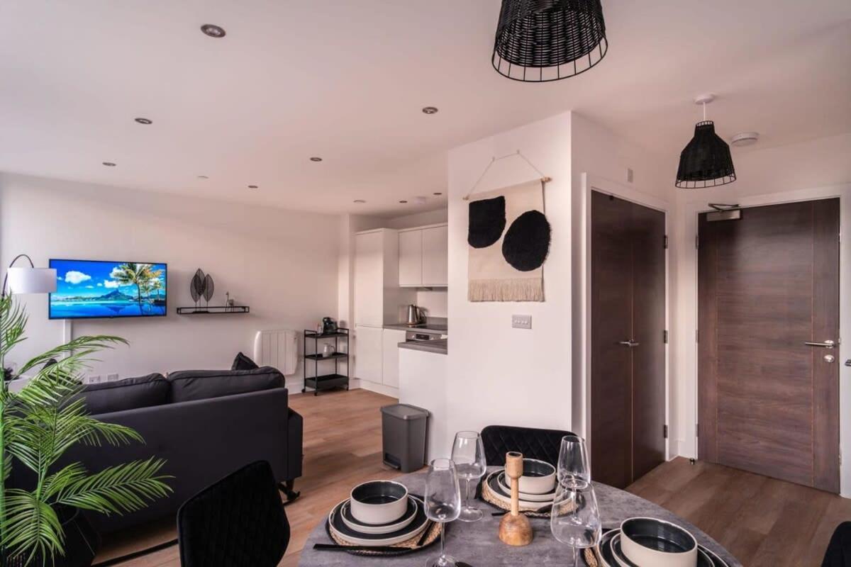 Stayzeni, Alexandra Rise Sleek 1 Bed Apartment