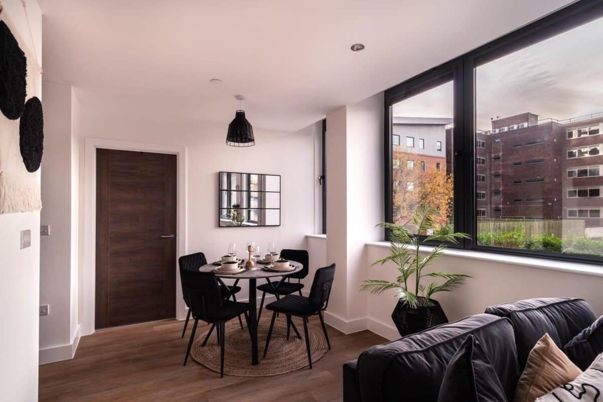 Stayzeni, Alexandra Rise Sleek 1 Bed Apartment *